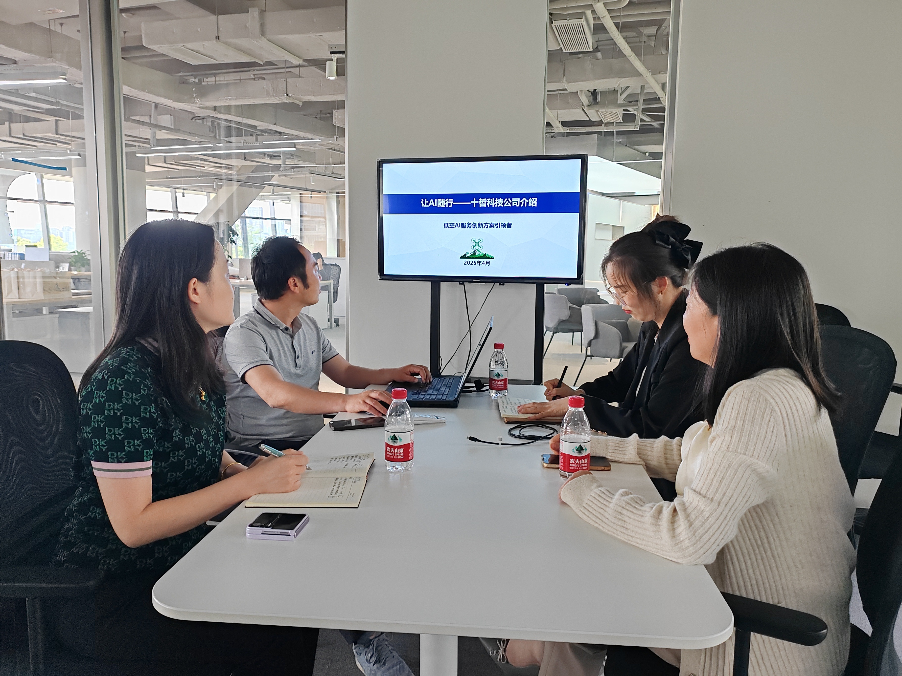聚焦“低空+文旅”，拓展產(chǎn)教融合新渠道——教育與設(shè)計學(xué)院赴成都十哲科技有限公司開展校企合作交流