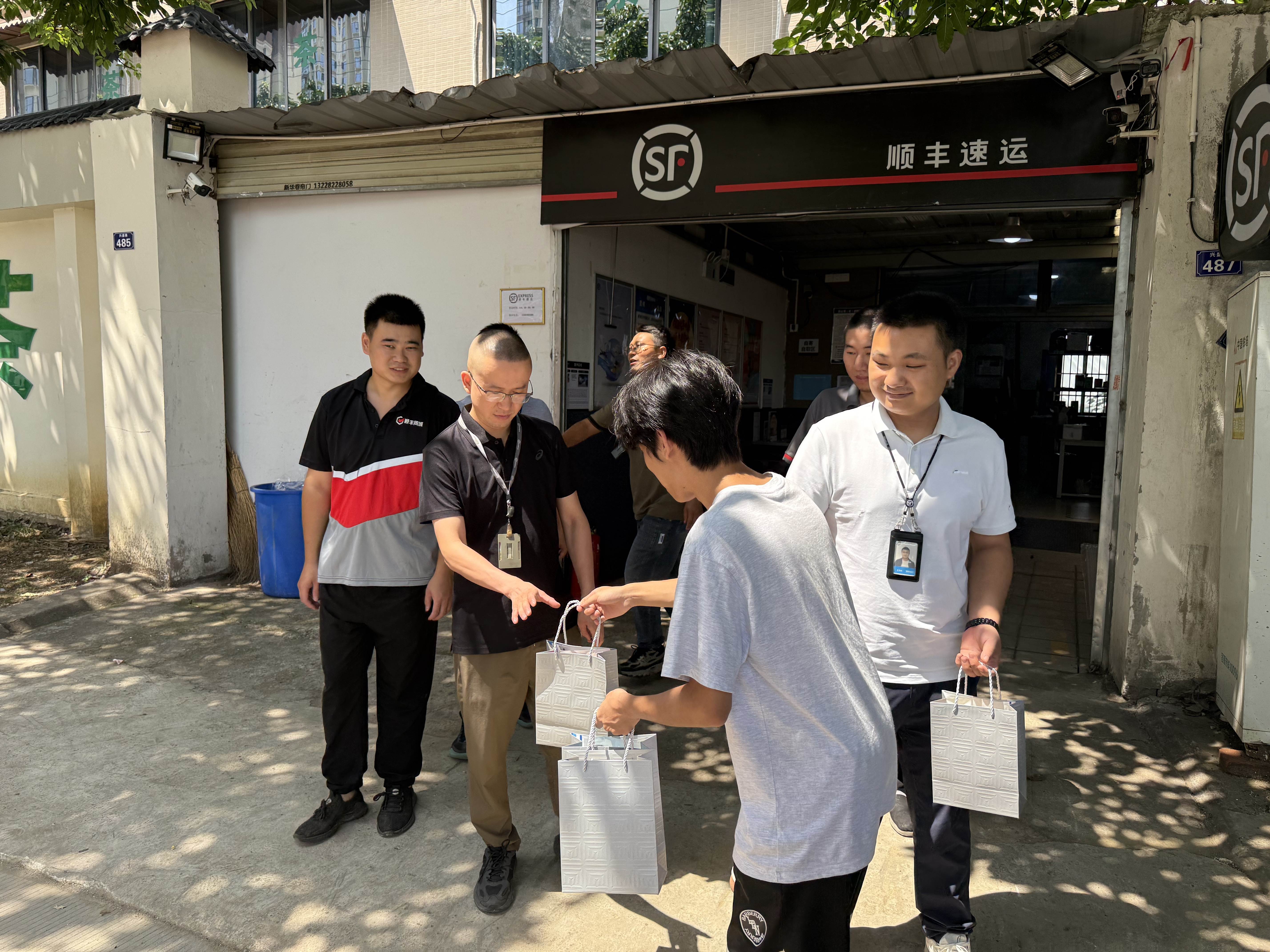 教育與設計學院教師走進社區(qū)參與“送清涼”活動